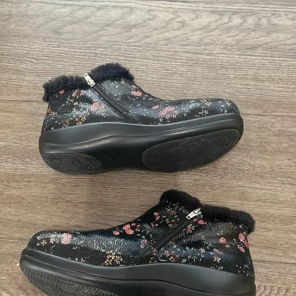 Alegria PG Lite Nell Mer-346 Faux Fur Lined Black Floral Booties Size 41/10 1/2