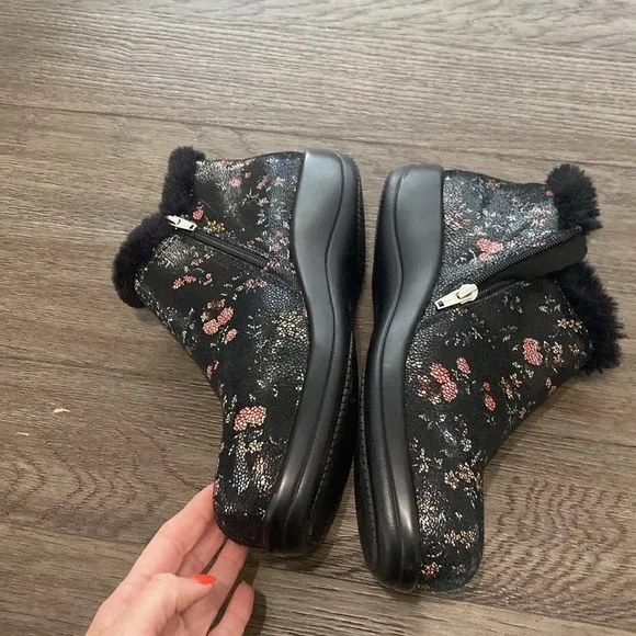 Alegria PG Lite Nell Mer-346 Faux Fur Lined Black Floral Booties Size 41/10 1/2