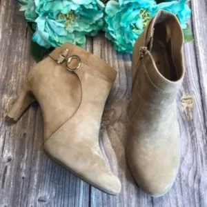 BANDOLINO Longo Tan Suede Ankle Booties 6.5M