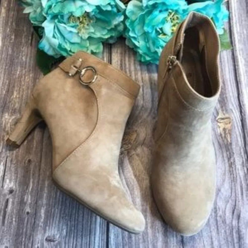 BANDOLINO Longo Tan Suede Ankle Booties 6.5M