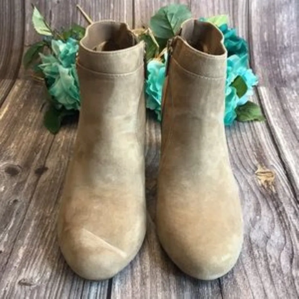 BANDOLINO Longo Tan Suede Ankle Booties 6.5M