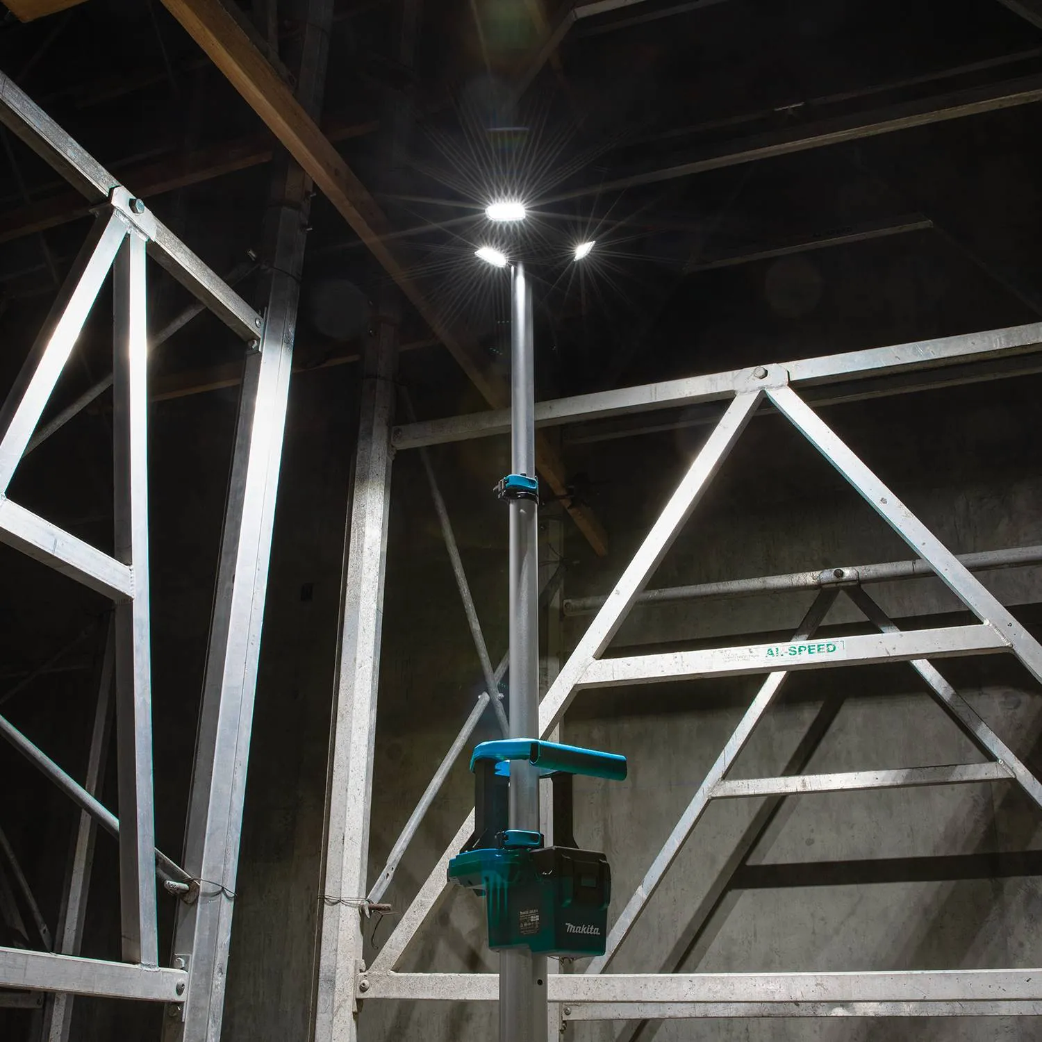 Makita DML814 18V LXT LED Tower Light (Tool Only)