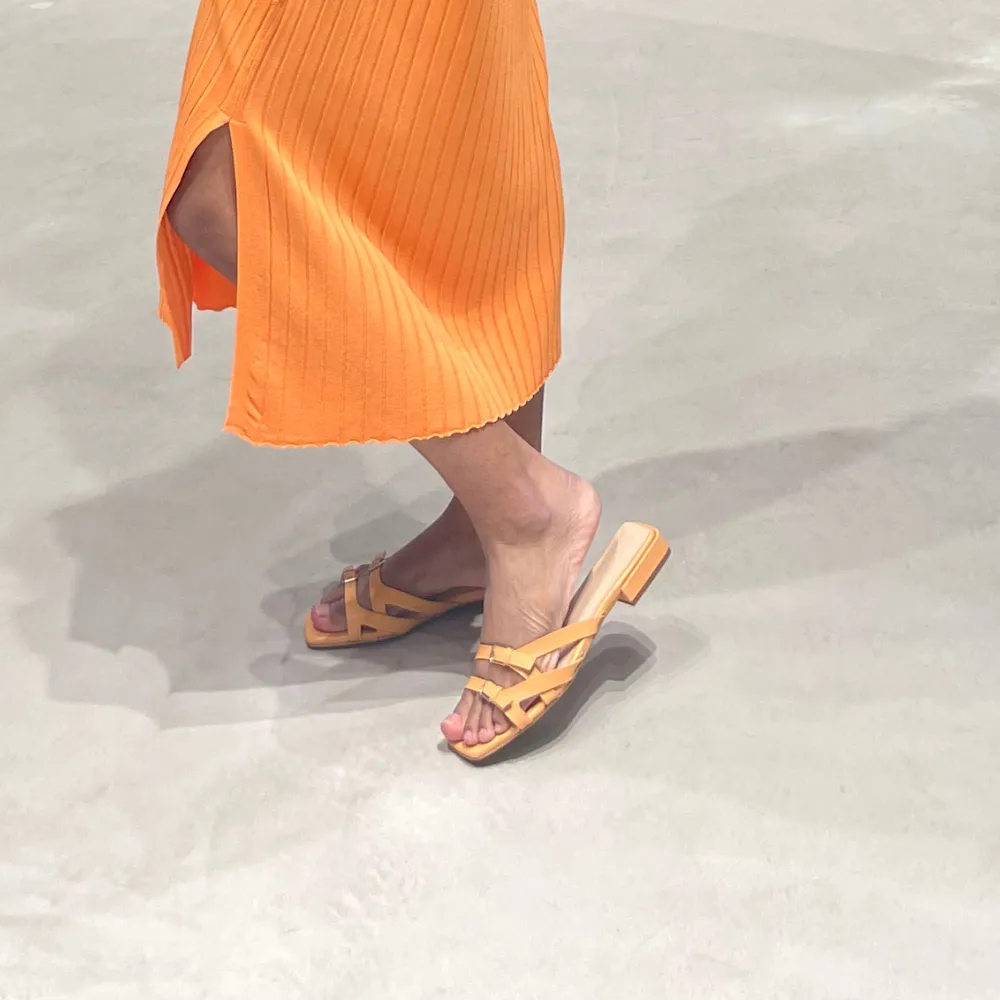 MARCH23 - SLIPPER - JULES - APRICOT LEATHER