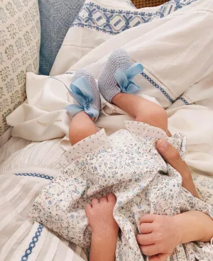 Organic cotton booties in blue with ribbon